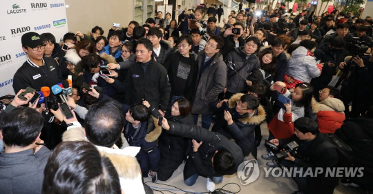 ‘4강 신화’ 정현, 인천공항 통해 귀국…수백명 팬들 ‘박수+환호’