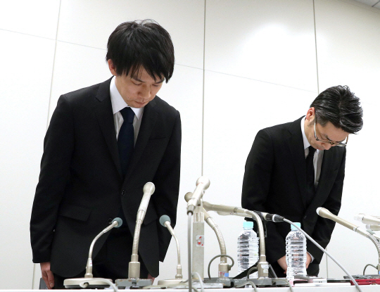 해킹으로 5,700억원 규모의 가상화폐를 털린 일본의 코인체크 공동 설립자인 와다 고이치로(왼쪽)가 지난 27일 도쿄에서 기자회견 중 고개를 숙이고 있다. /사진=AP 연합뉴스
