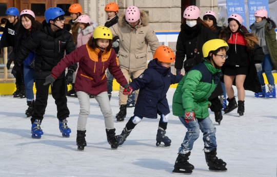 연일 계속되던 강력한 한파가 조금 누그러든 28일 서울광장 스케이트장을 찾은 시민들이 즐거운 시간을 보내고 있다./권욱기자