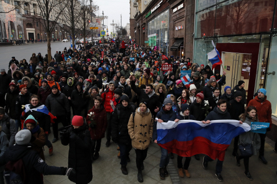 28일 러시아 모스크바에서 시민들이 ‘3월 대선 거부’를 외치며 반정부 시위를 벌이고 있다./모스크바=AP연합뉴스
