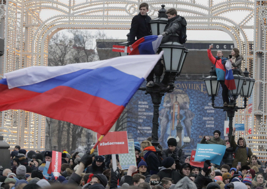 28일 러시아 모스크바에서 야권 지지자들이 시위를 위해 광장에 운집해 있다. /모스크바=로이터연합뉴스
