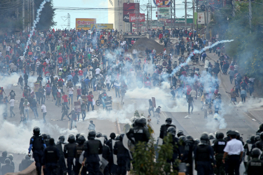 온두라스 대통령, '부정선거' 격렬 항의 시위 속 취임