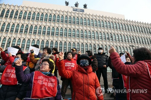 학교측의 단기노동자 채용에 반대해 지난 16일부터 본관을 점거한 연세대 청소노동자들 /연합뉴스