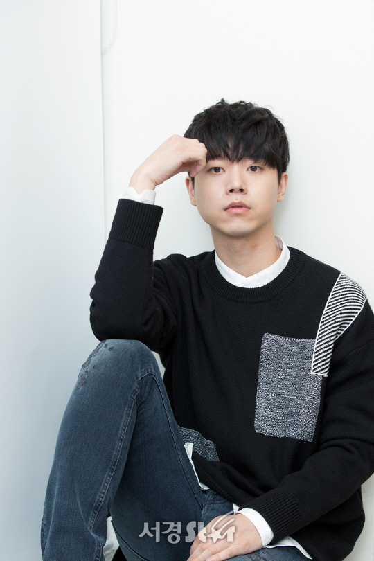 배우 전성우가 최근 서울 서초구 한 카페에서 SBS 월화드라마 ‘의문의 일승’ 인터뷰에 앞서 포토타임을 갖고 있다.