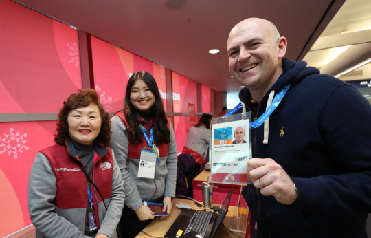 평창동계올림픽 참가 외국인 미디어 관계자가 인천국제공항 제1여객터미널에 마련된 안내데스크에서 올림픽등록카드(PVC)를 활성화시킨 후 카드를 들어보이고 있다.  /연합뉴스