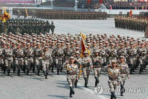 북한이 평창올림픽 개막식 전날인 다음달 8일 진행할 것으로 예상되는 대규모 열병식 준비행사에 동원한 인력이 1만3,000여명에서 5만명으로 크게 늘어났다고 알려졌다. /연합뉴스