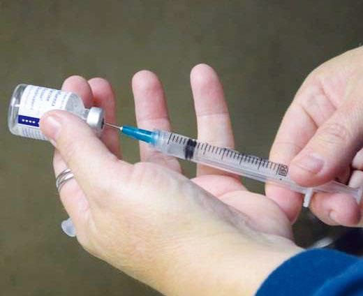 주사기 속의 독감 백신 : 독감 바이러스는 매우 빨리 변이하므로, 매년 새 백신을 개발해야 한다. 매년 독감 백신을 맞을 수는 없다.