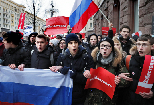 러시아 모스크바에서 28일(현지시간) 반정부 시위자들이 거리에 모여 대선 보이콧을 외치고 있다. /모스크바=EPA연합뉴스