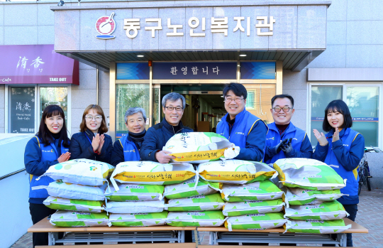 현대중공업 직원들이 30일 울산 동구노인복지관에 쌀을 전달하고 있다. /사진제공=현대중공업