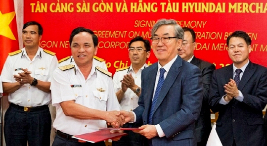 현대상선은 2017년 7월 6일 베트남 사이공뉴포트와 항만 사업협력 양해각서(MOU)를 체결했다. 유창근(오른쪽) 현대상선 사장이 응우옌 당 응이엠 사이공뉴포트 사장과 협약서를 들고 악수하고 있다.
