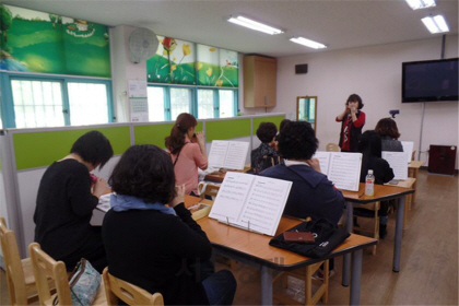 강동구 주민들이 학습콜링제를 통해 오카리나 연주를 배우고 있다. /사진제공=강동구