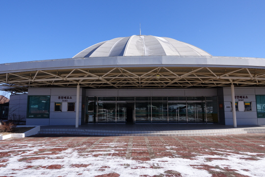 북한은 29일 밤 금강산 남북 합동문화공연을 취소한다고 일방적으로 통보했다. 사진은 공연이 열릴 예정이었던 금강산 문화회관 외부 전경 모습이다./연합뉴스