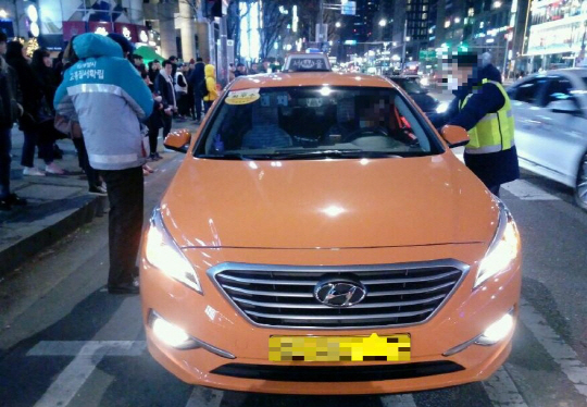 서울시 공무원이 빈차표시등을 꺼놓고 장거리 승객을 골라 태우려는 택시를 단속하고 있다. /사진제공=서울시