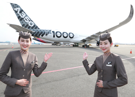 아시아나항공 승무원들이 30일 서울 김포공항에서 에어버스의 차세대 항공기 A350-1000을 소개하고 있다. /사진제공=아시아나항공