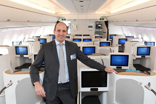 프랑스와 오베 에어버스 마케팅 이사가 30일 서울 김포공항에서 A350-1000 기종의 비지니스석을 소개하고 있다.  /사진제공=에어버스