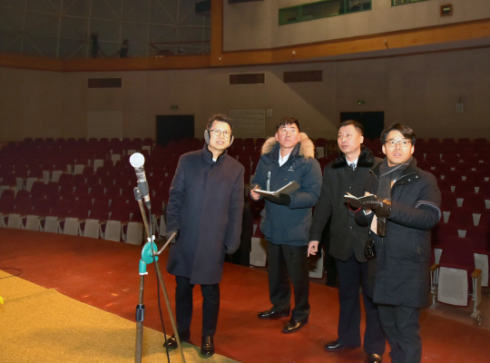 지난 17일 진행된 북남 실무회담 합의에 따라 이주태 통일부 국장 등 12명으로 구성된 남측 선발대가 23일부터 2박 3일 일정으로 마식령스키장과 금강산지구를 방문했다고 조선중앙통신이 29일 보도했다. 사진은 금강산문화회관에서 북측 관계자가 우리 측 관계자를 안내하는 모습. /평양 조선중앙통신=연합뉴스