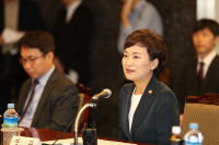김현미 장관, '주택시장 침체된 곳 청약조정지역 해제 검토'