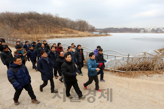 정찬민(앞줄 가운데) 용인시장이 30일 직원들과 함께 기흥호수 순환산책로를 점검하고 있다. /사진제공=용인시청