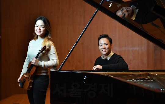 금호아시아나문화재단의 2018년 라이징 스타로 선정된 피아니스트 신창용(오른쪽)과 바이올리니스트 김계희. /송은석기자