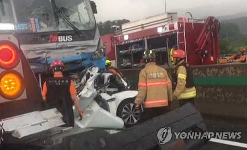 지난해 7월 9일 오후 경부고속도로 상행선 양재 나들목 인근에서 광역버스와 승용차가 추돌하는 사고가 발생해 구조대원들이 부상자 구조 및 사고처리를 하는 모습./연합뉴스