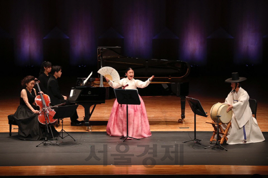 지난 30일 오후 서울 서초구 예술의전당에서 열린 ‘2018 평창겨울음악제’ 개막공연에서 명창 안숙선(오른쪽 두번째)과 첼리스트 정명화(왼쪽)가 ‘평창 흥보가’를 세계 초연하고 있다.   /사진제공=문화체육관광부