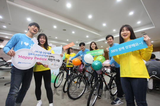 31일 경기 김포시 사우동 효원연구문화센터에서 JW그룹 신입사원들이 소년소녀 가장에게 전달할 자전거를 꾸미고 있다. /사진제공=JW그룹