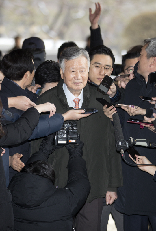 비자금 조성 및 탈세 의혹 등을 받는 이중근 부영그룹 회장이 조사를 받기 위해 31일 오전 서초구 서울중앙지검으로 출석하고 있다. /연합뉴스