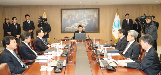 이주열 한국은행 총재가 18일 서울 중구 한국은행에서 열린 올해 첫 금융통화위원회를 주재하고 있다. /연합뉴스