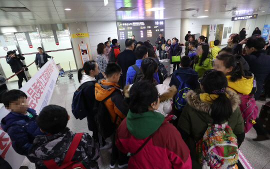 제주도에 비자 없이 입국한 중국인들을 화물선을 통해 육지로 이탈시킨 중국동포(조선족) 출신 제주항 하역업체 직원이 실형을 선고받았다. /연합뉴스