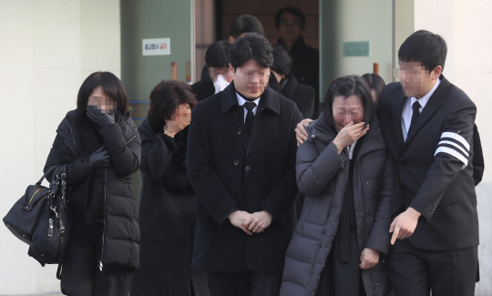 경남 밀양시 농협장례식장에서 눈물 흘리는 유족들/연합뉴스