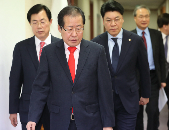 홍준표 자유한국당 대표가 31일 오전 서울 여의도 당사에서 열린 인권위원회 임명장 수여식에 참석하기 위해 행사장으로 들어오고 있다./연합뉴스