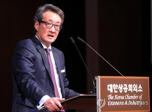 빅터 차 미국 전략국제문제연구소(CSIS) 한국석좌가 대북 정책, 한미 자유무역협정(FTA) 방향을 놓고 도널드 트럼프 정부와 이견을 보이면서 주한 미국 대사직에서 내정 철회됐다. 차 한국석좌가 지난 18일 대한상공회의소에서 열린 세미나에서 강연하고 있다./연합뉴스