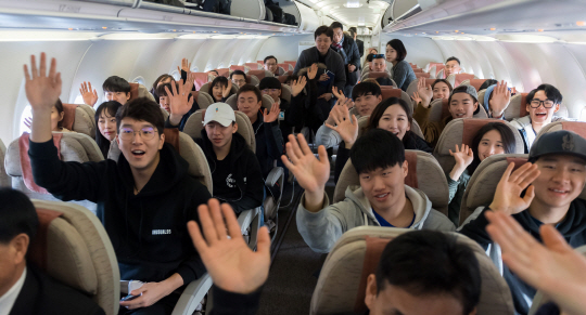 알파인스키 국가대표 상비군들이 강원도 양양국제공항에서 북한 마식령스키장으로 훈련을 떠나기 위해 출경하며 취재진을 향해 손을 들어 인사하고 있다./출처=사진공동취재단