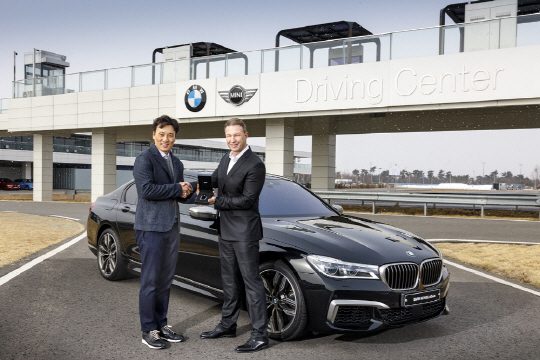 BMW그룹 코리아는 전직 야구선수 이승엽씨를 브랜드 홍보대사로 선정했다고 31일 밝혔다. BMW는 이승엽씨에게 최상위 모델인 뉴M760 Li xDrive를 전달했고, 올해 출시 예정인 M4 CS와 M5도 제공할 예정이다. 이 씨는 1년 간 다양한 M 모델을 직접 체험하고 다양한 마케팅 활동에 참여한다. 지난 30일 영종도 BMW 드라이빙센터에서 이승엽씨와 볼프강 하커 BMW 이사가 차량 인도식 후 악수하고 있다. /사진제공=BMW그룹 코리아