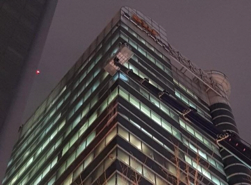 서울 강남 빌딩 18층서 고드름 떨어져 행인 부상