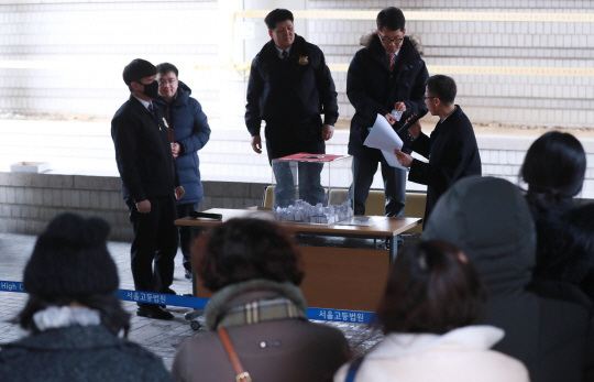 31일 오후 서울 법원종합청사에서 이재용 삼성전자 부회장 항소심 선고 공판 방청권 공개 추첨이 진행되고 있다./연합뉴스