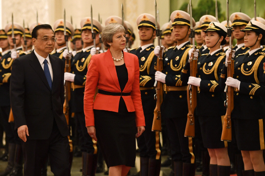 테리사 메이(오른쪽) 영국 총리가 31일 중국 베이징 인민대회당에서 리커창 중국 총리와 함께 의장대를 사열하고 있다. 총리 재임 중 처음으로 중국을 방문한 메이 총리는 2월1일 시진핑 국가주석과 만나 브렉시트(영국의 유럽연합 탈퇴, Brexit) 타격을 최소화하기 위한 양국 간 무역확대 방안 마련에 집중할 예정이다. /베이징=EPA연합뉴스