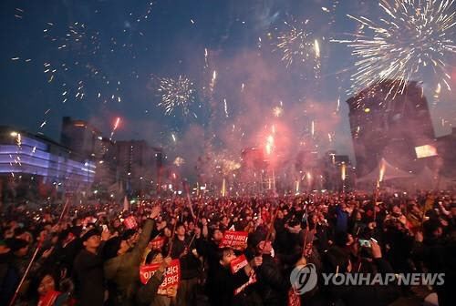 한국 민주주의 랭킹 24위→20위…“시민 운동으로 박근혜 탄핵”