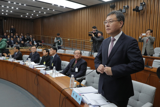 신현수 국가정보원 기획조정실장이 31일 오후 국회에서 열린 정보위원회 ‘국가정보원 개혁 공청회’에 출석해 인사하고 있다./연합뉴스