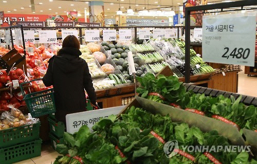 지난달 소비자물가 상승률이 17개월 만에 가장 낮은 수준을 기록했다./ 연합뉴스