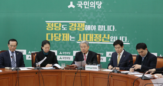 이용호(오른쪽에서 두번째) 국민의당 정책위의장이 1일 오전 국회에서 열린 원내정책회의에 참석해 의견을 나누고 있다./연합뉴스