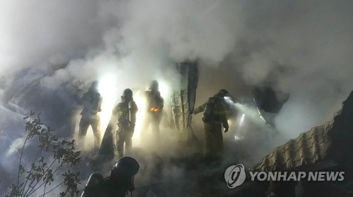 지난달 31일 춘천 북산면의 한 단독 주택에서 화재가 발생했다./연합뉴스
