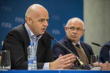 지아니 인판티노 국제축구연맹(FIFA) 회장(왼쪽)의 모습./EPA=연합뉴스