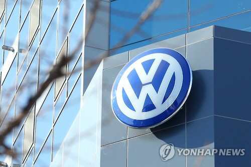 폴크스바겐(VW)이 배기가스 방출 조작 사건과 관련한 소송에서 ‘인간·원숭이 가스 흡입 실험’ 결과가 증거로 사용되지 않도록 시도해온 것으로 드러났다./ 연합뉴스