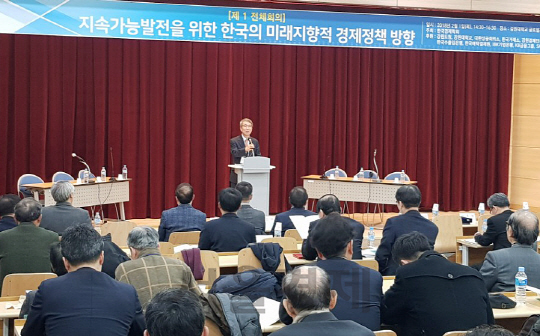 정운찬 동반성장연구소 이사장이 1일 한국경제학회 주관으로 강원대에서 열린 ‘2018 경제학 공동학술대회’에서 ‘한 경제학자의 모험’을 주제로 기조연설을 하고 있다.  /춘천시=이현호기자