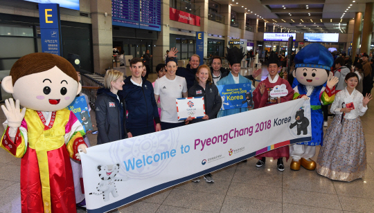 한국관광공사 도우미들이 1일 인천국제공항 입국장에서 평창동계올림픽에 참여하기 위해 한국을 찾은 외국인 선수와 방문객을 반갑게 맞이하고 있다. /영종도=연합뉴스