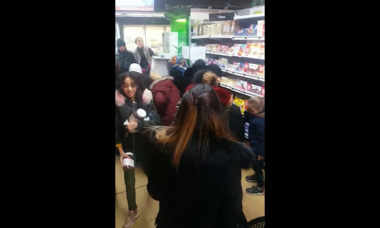 1월25일(현지시간) 프랑스 동남부 항구도시 툴롱의 한 슈퍼마켓에서 주민들이 70% 할인된 누텔라를 사재기하고 있다. /AP연합뉴스