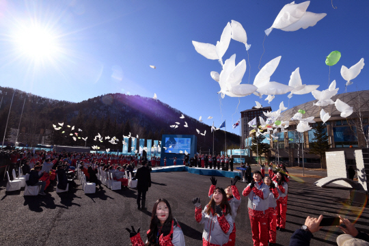 2018 평창동계올림픽 개막을 8일 앞둔 1일 강원 평창군에서 열린 올림픽 선수촌 개촌식에서 자원봉사자들이 평화올림픽을 기원하며 비둘기 풍선을 날리고 있다. /평창=권욱기자