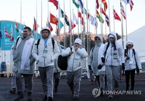 2018 평창동계올림픽에 개인 자격으로 출전하는 러시아 선수들이 1일 오후 평창선수촌으로 들어가고 있다. /연합뉴스