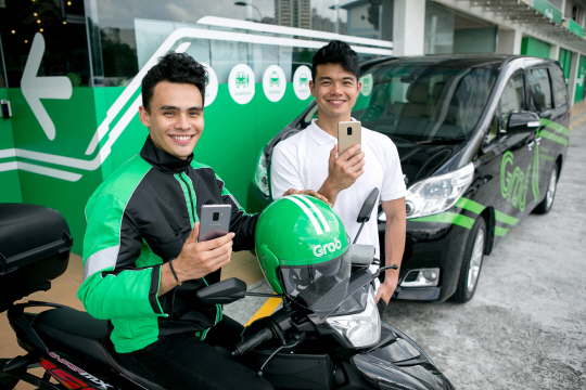 동남아시아 최대 차량공유서비스 ‘그랩’에 등록된 운전자들이 삼성전자 스마트폰 제품을 사용하고 있다./사진제공=삼성전자